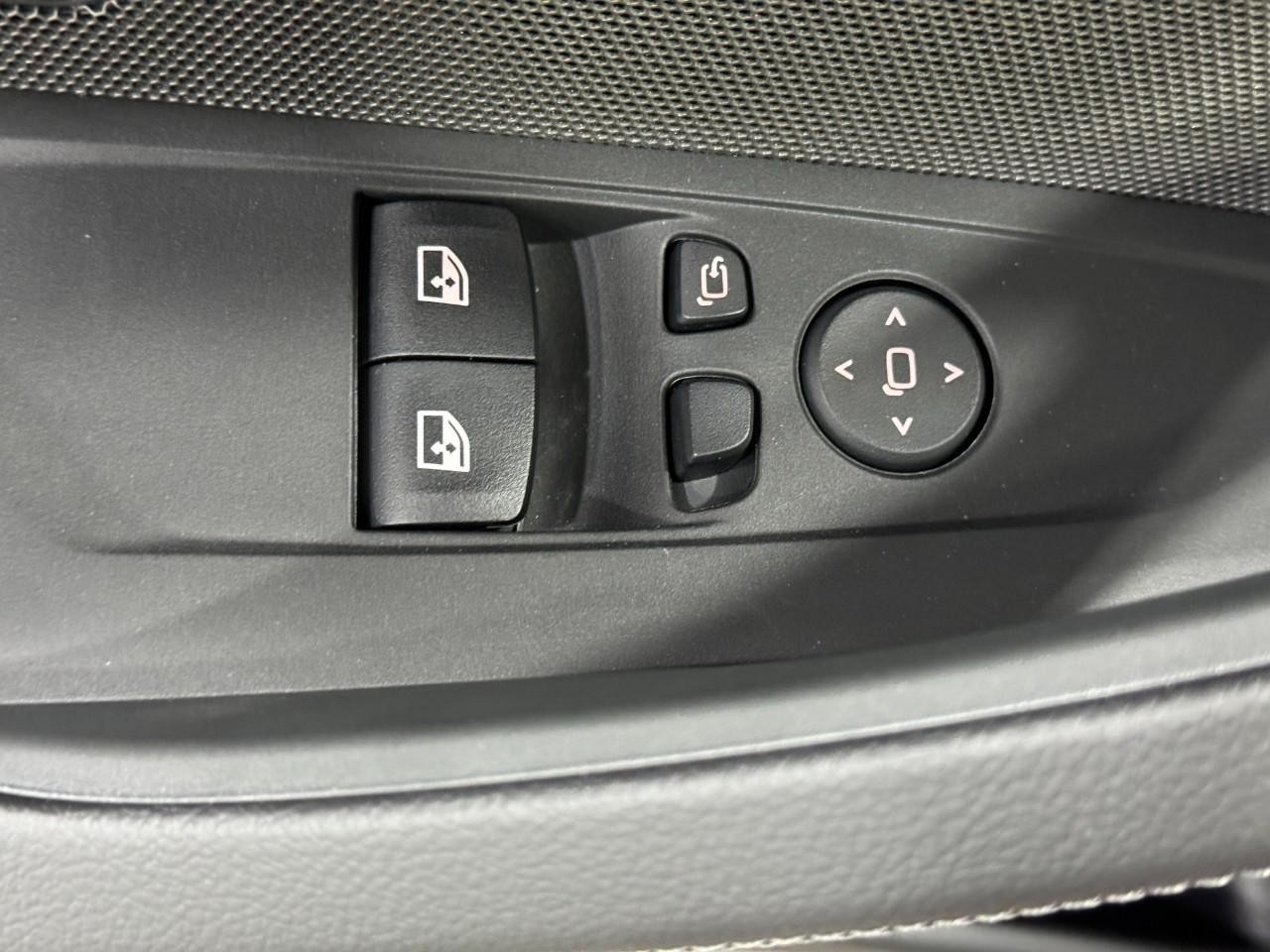 BMW 4 Series Vehicle Full-screen Gallery Image 25