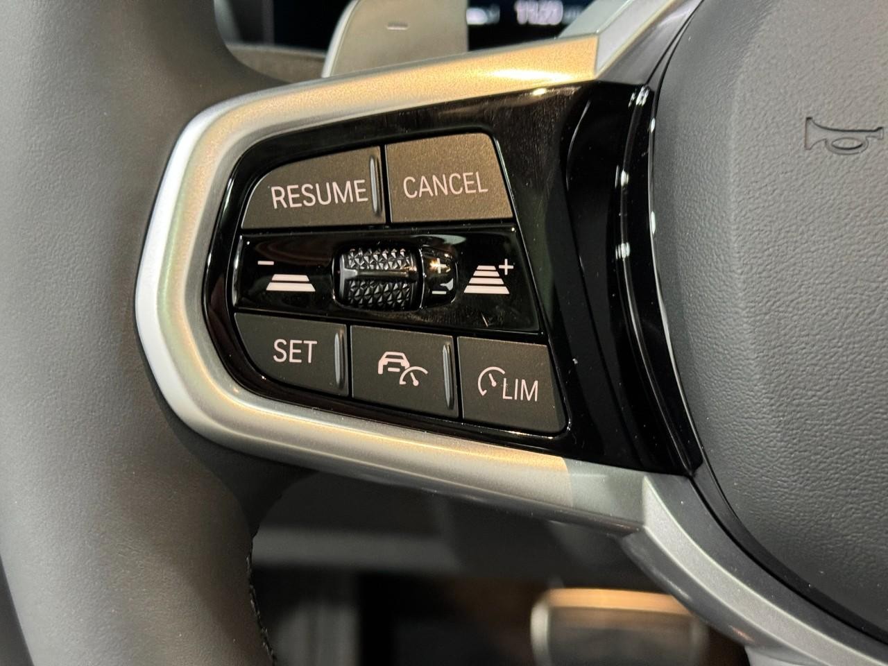 BMW 4 Series Vehicle Full-screen Gallery Image 31