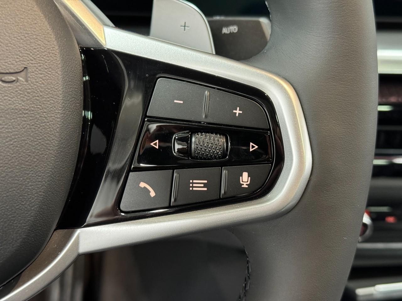 BMW 4 Series Vehicle Full-screen Gallery Image 32