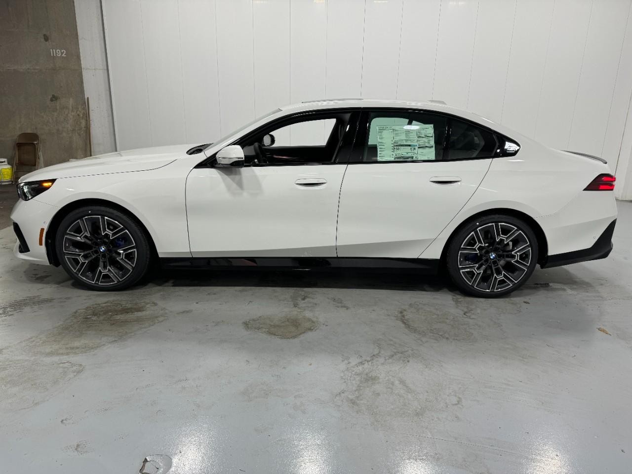 BMW 5 Series Vehicle Full-screen Gallery Image 2