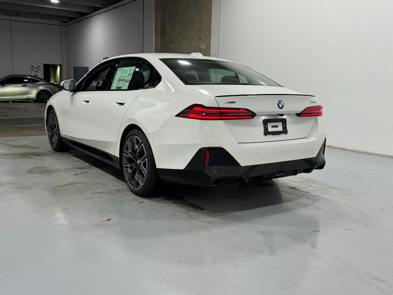 BMW 5 Series Vehicle Full-screen Gallery Image 3