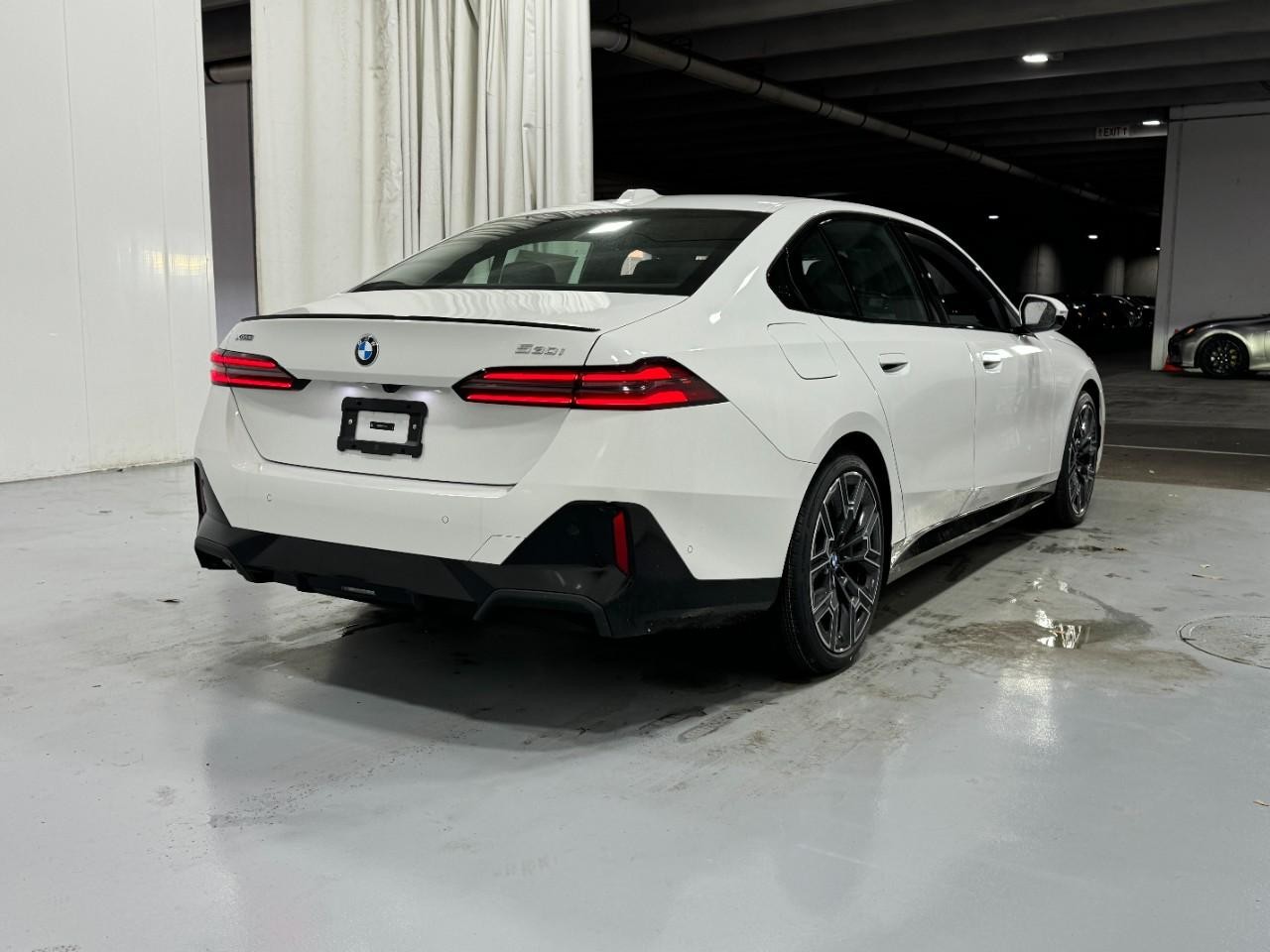 BMW 5 Series Vehicle Full-screen Gallery Image 4