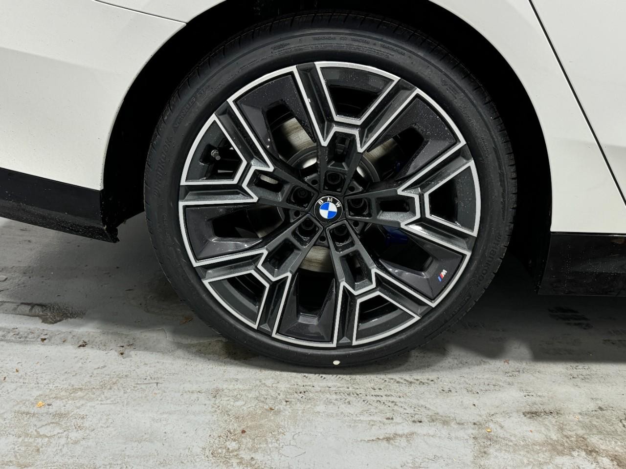 BMW 5 Series Vehicle Full-screen Gallery Image 5