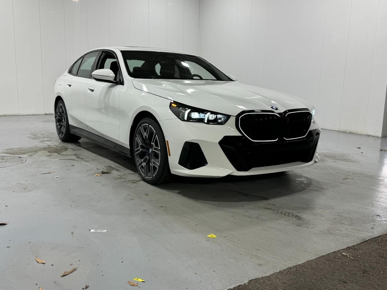 BMW 5 Series Vehicle Full-screen Gallery Image 6