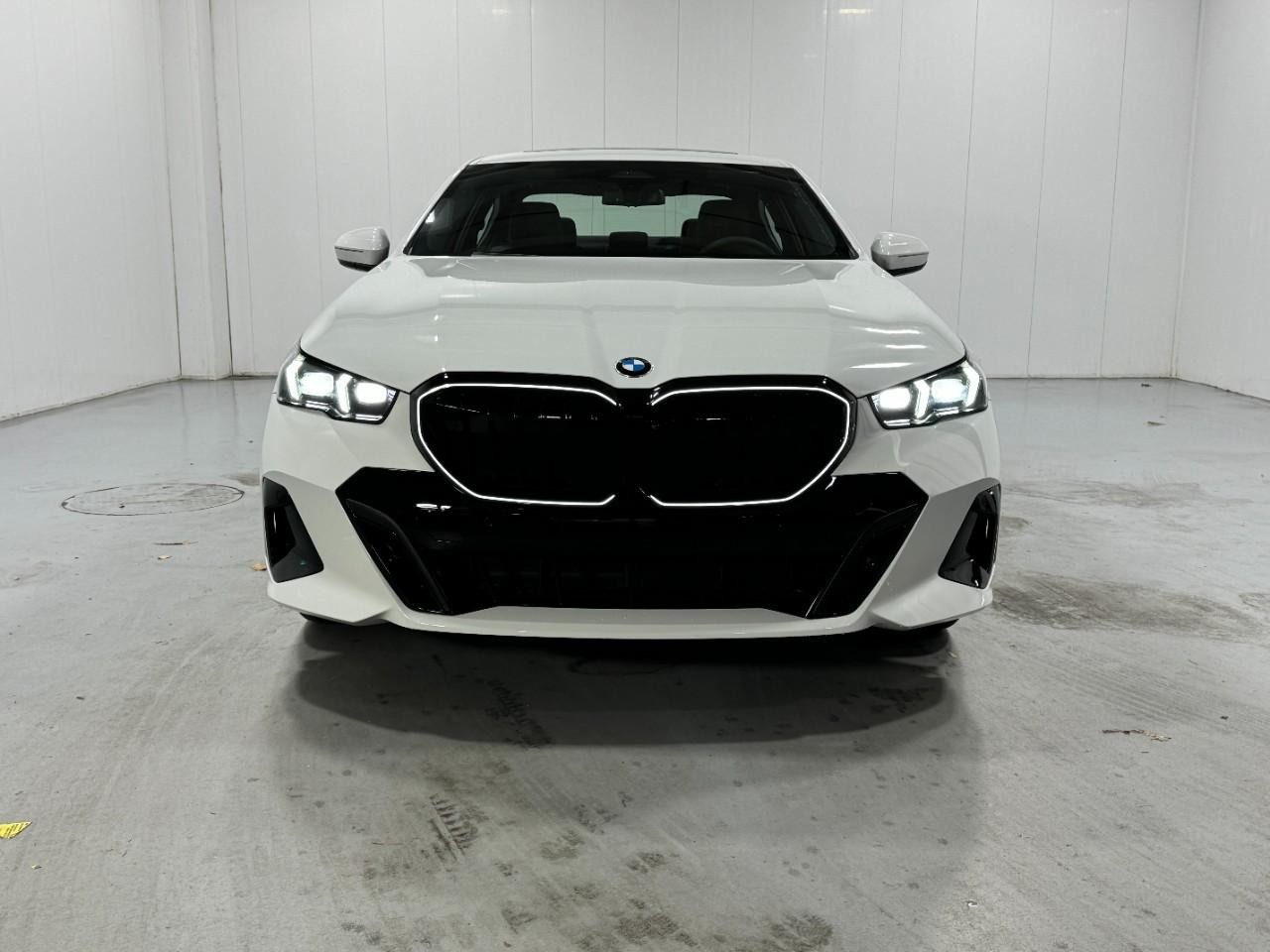 BMW 5 Series Vehicle Full-screen Gallery Image 7