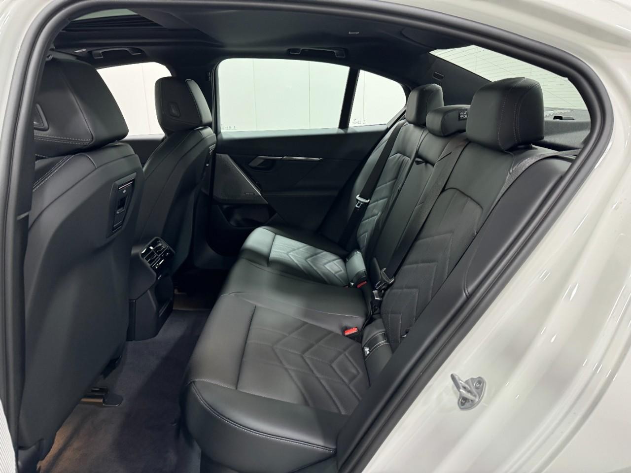 BMW 5 Series Vehicle Full-screen Gallery Image 8