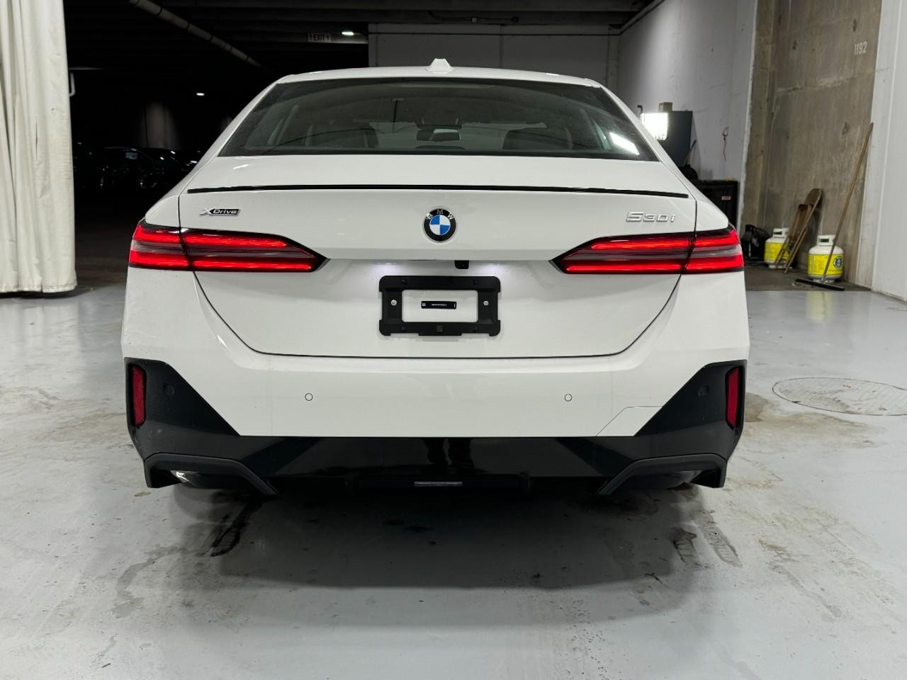 BMW 5 Series Vehicle Full-screen Gallery Image 9