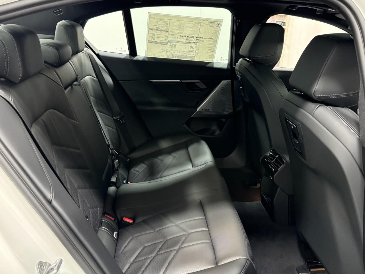 BMW 5 Series Vehicle Full-screen Gallery Image 10