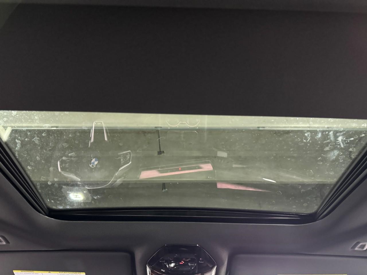 BMW 5 Series Vehicle Full-screen Gallery Image 11