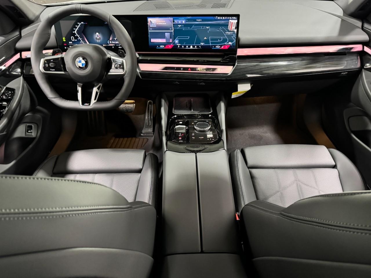 BMW 5 Series Vehicle Full-screen Gallery Image 12