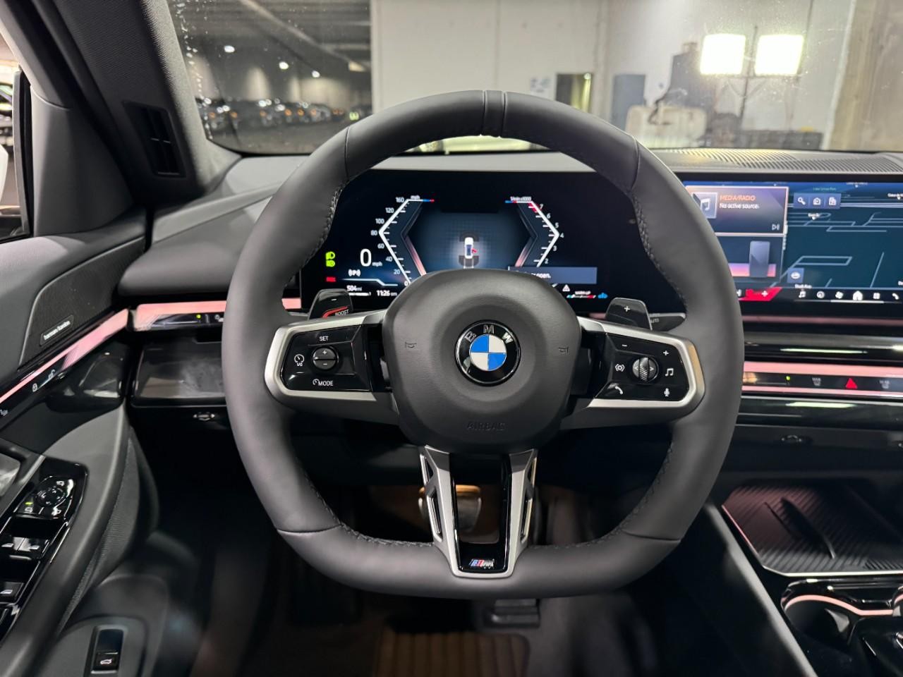 BMW 5 Series Vehicle Full-screen Gallery Image 13