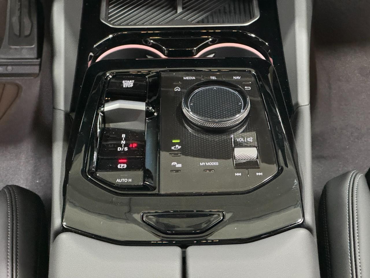 BMW 5 Series Vehicle Full-screen Gallery Image 15