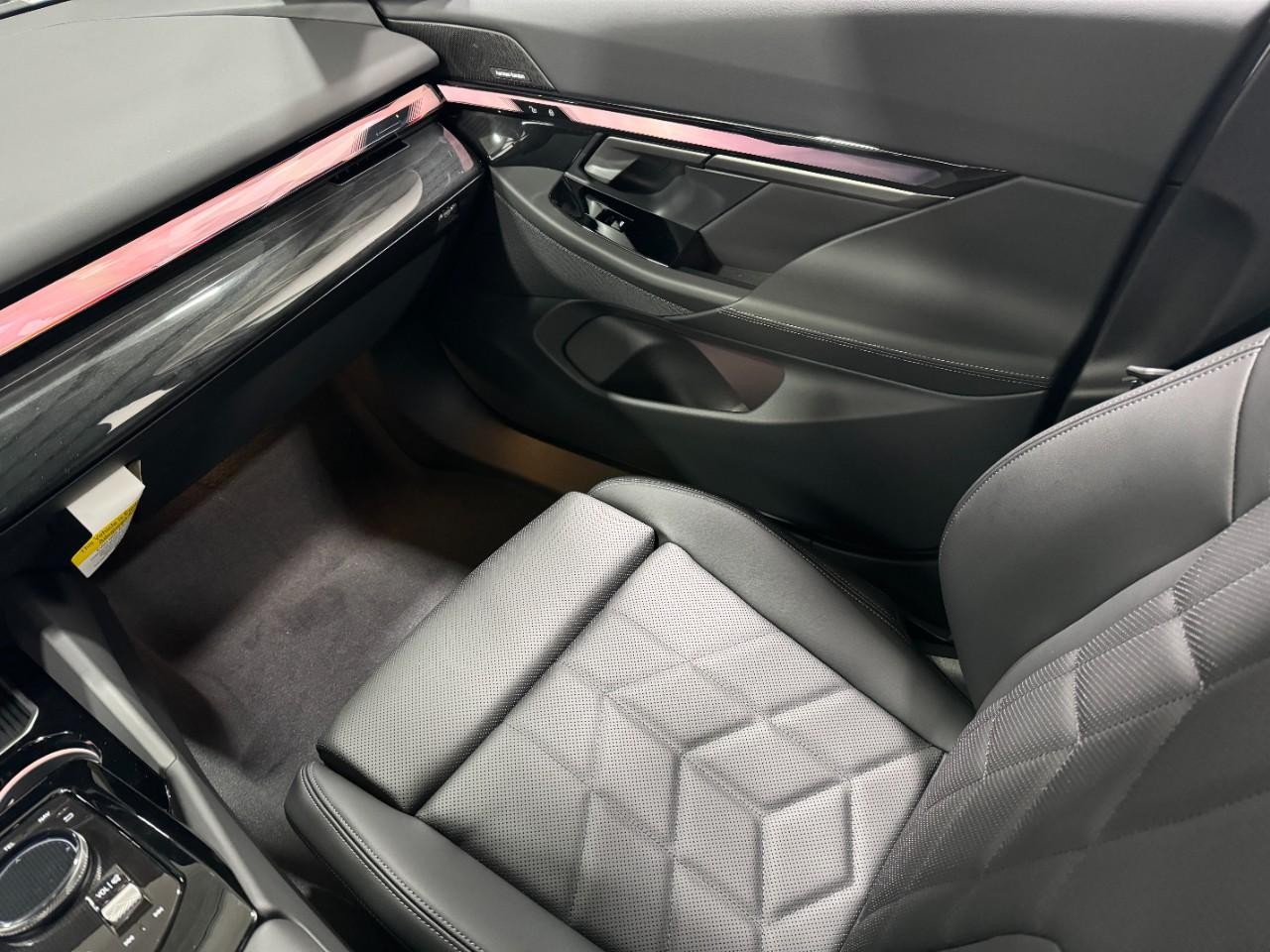 BMW 5 Series Vehicle Full-screen Gallery Image 16