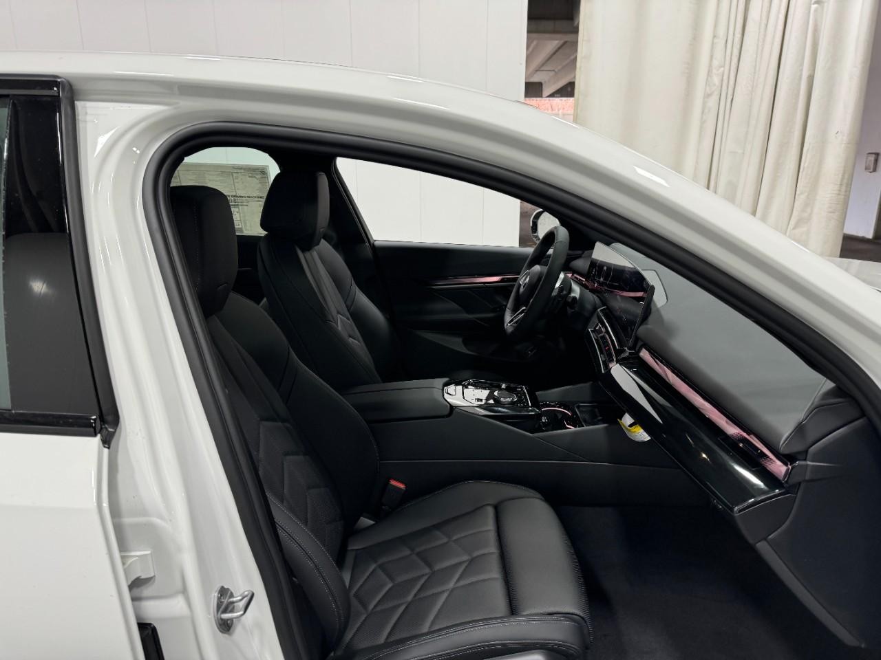 BMW 5 Series Vehicle Full-screen Gallery Image 17