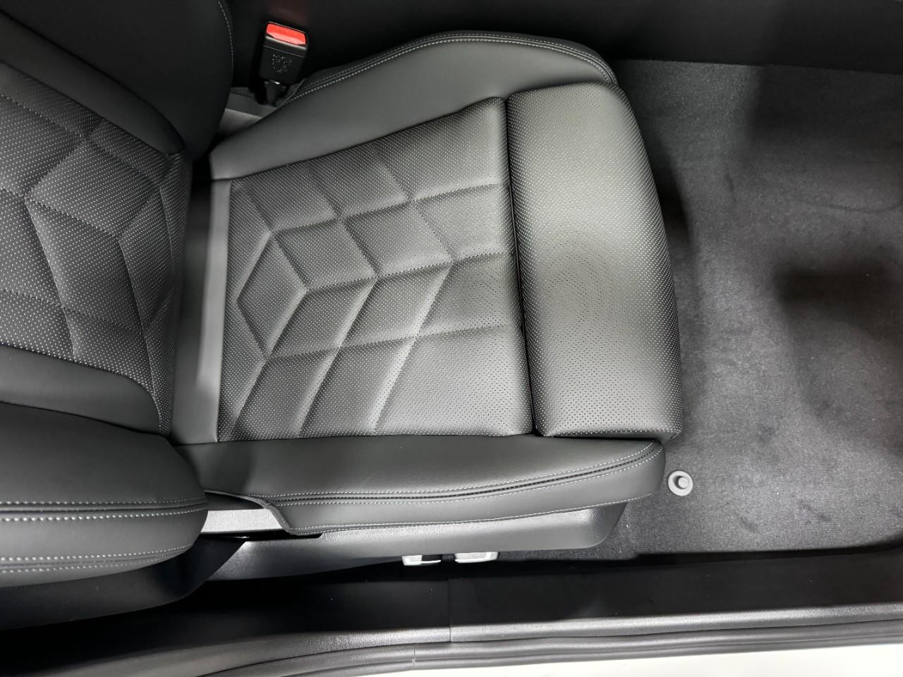 BMW 5 Series Vehicle Full-screen Gallery Image 18