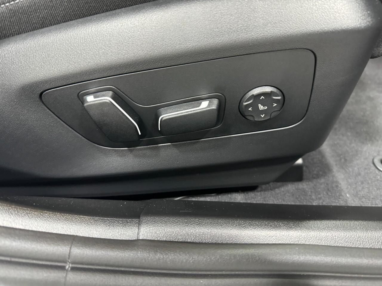 BMW 5 Series Vehicle Full-screen Gallery Image 19