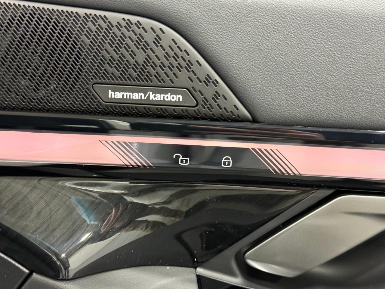 BMW 5 Series Vehicle Full-screen Gallery Image 20