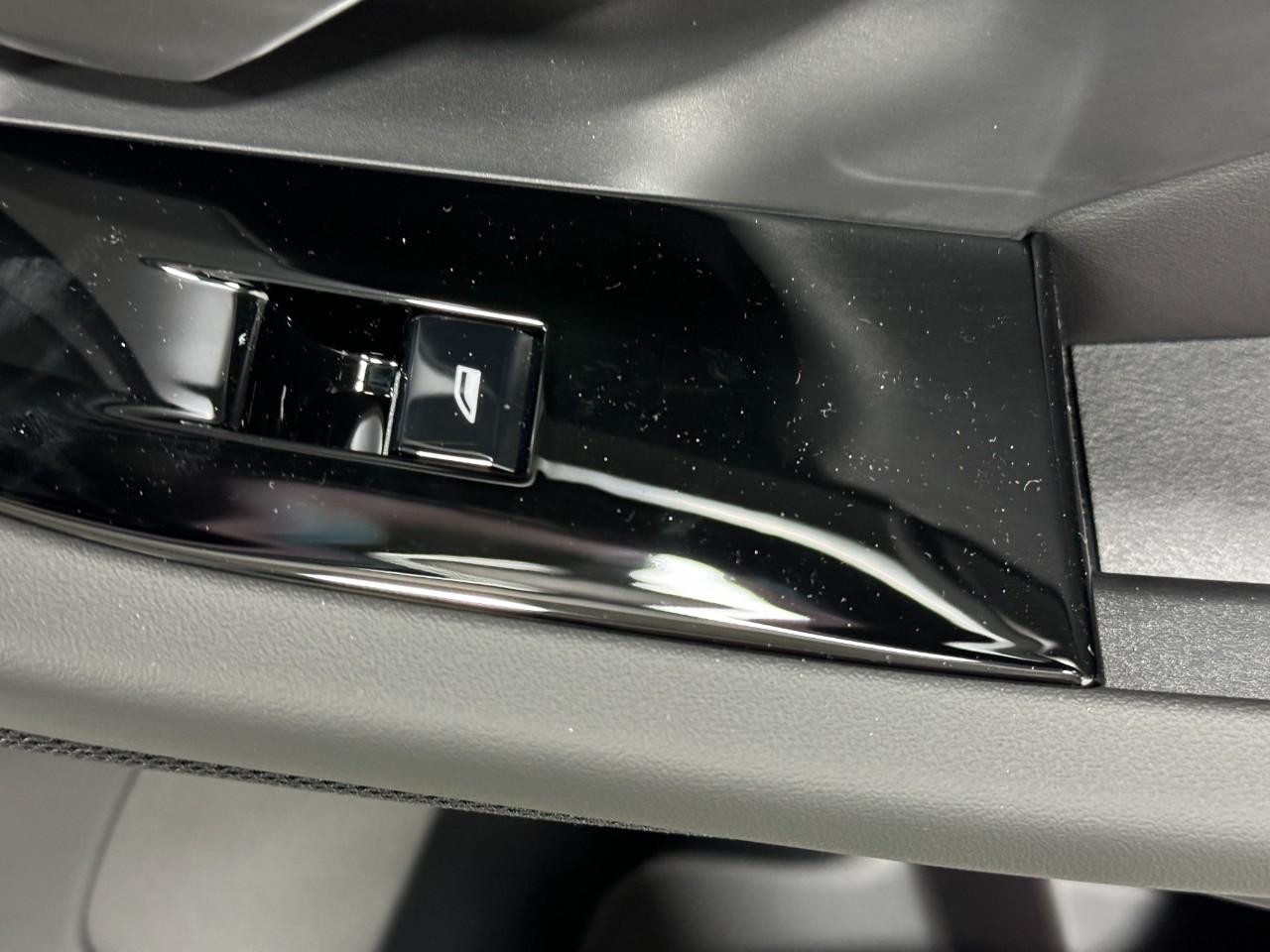 BMW 5 Series Vehicle Full-screen Gallery Image 21