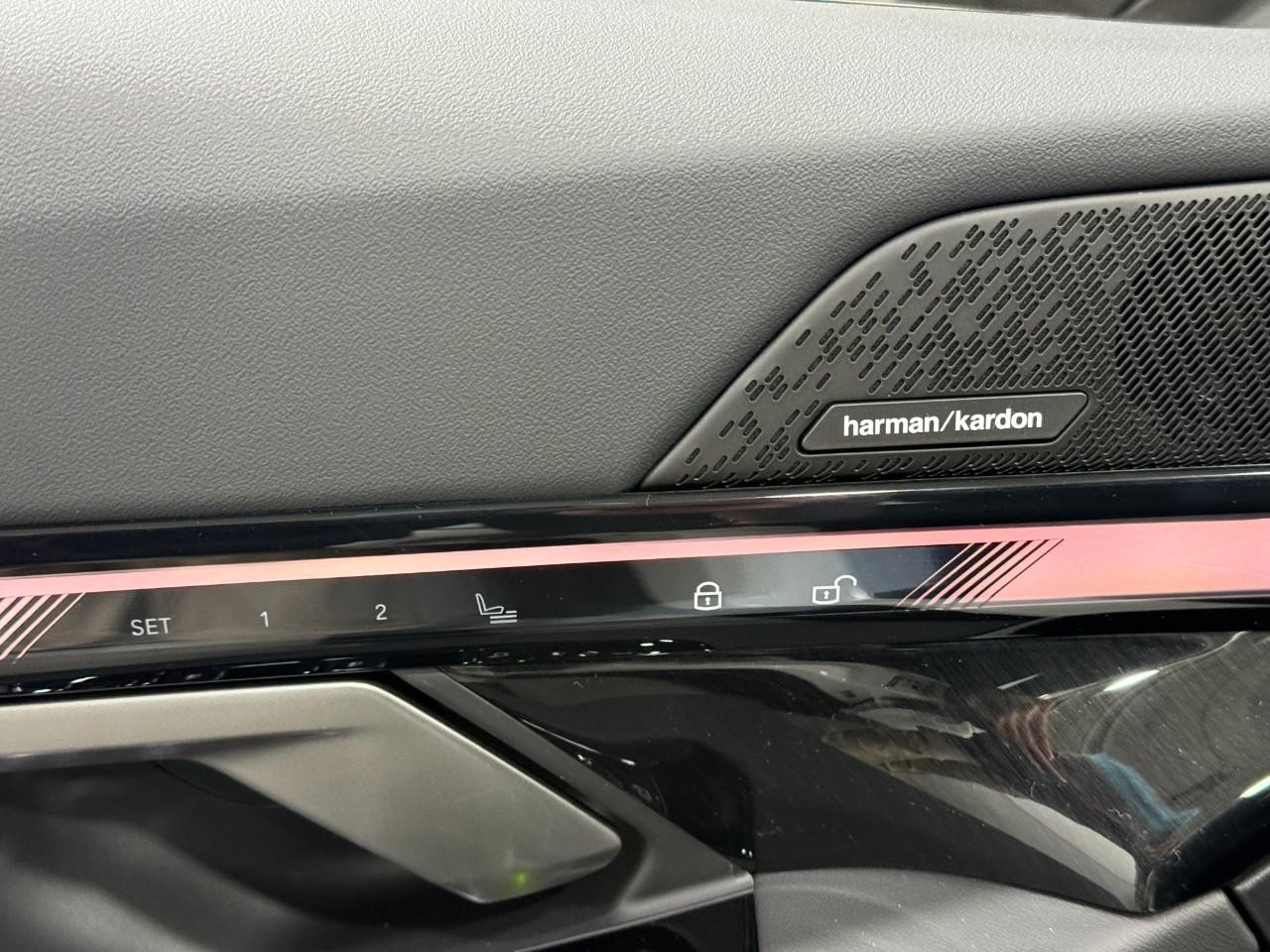 BMW 5 Series Vehicle Full-screen Gallery Image 22