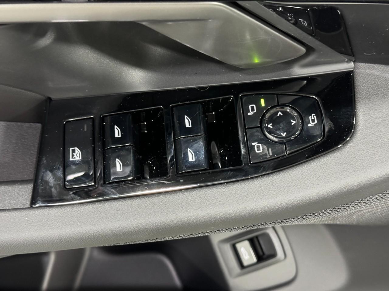 BMW 5 Series Vehicle Full-screen Gallery Image 23