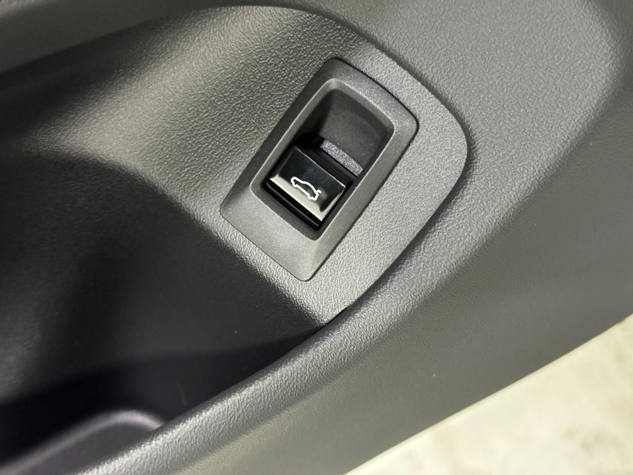 BMW 5 Series Vehicle Full-screen Gallery Image 24