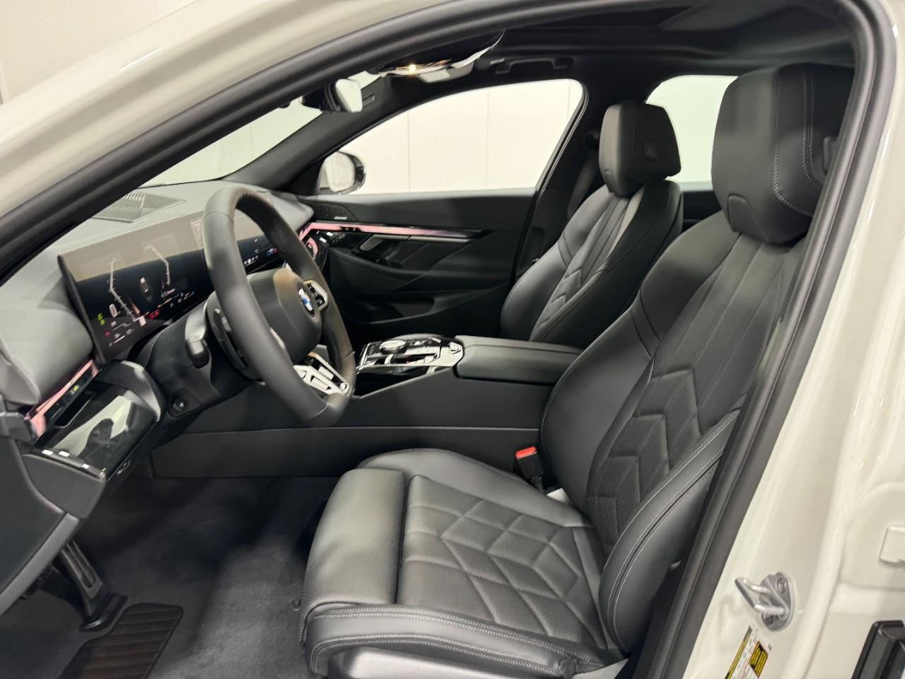 BMW 5 Series Vehicle Full-screen Gallery Image 25