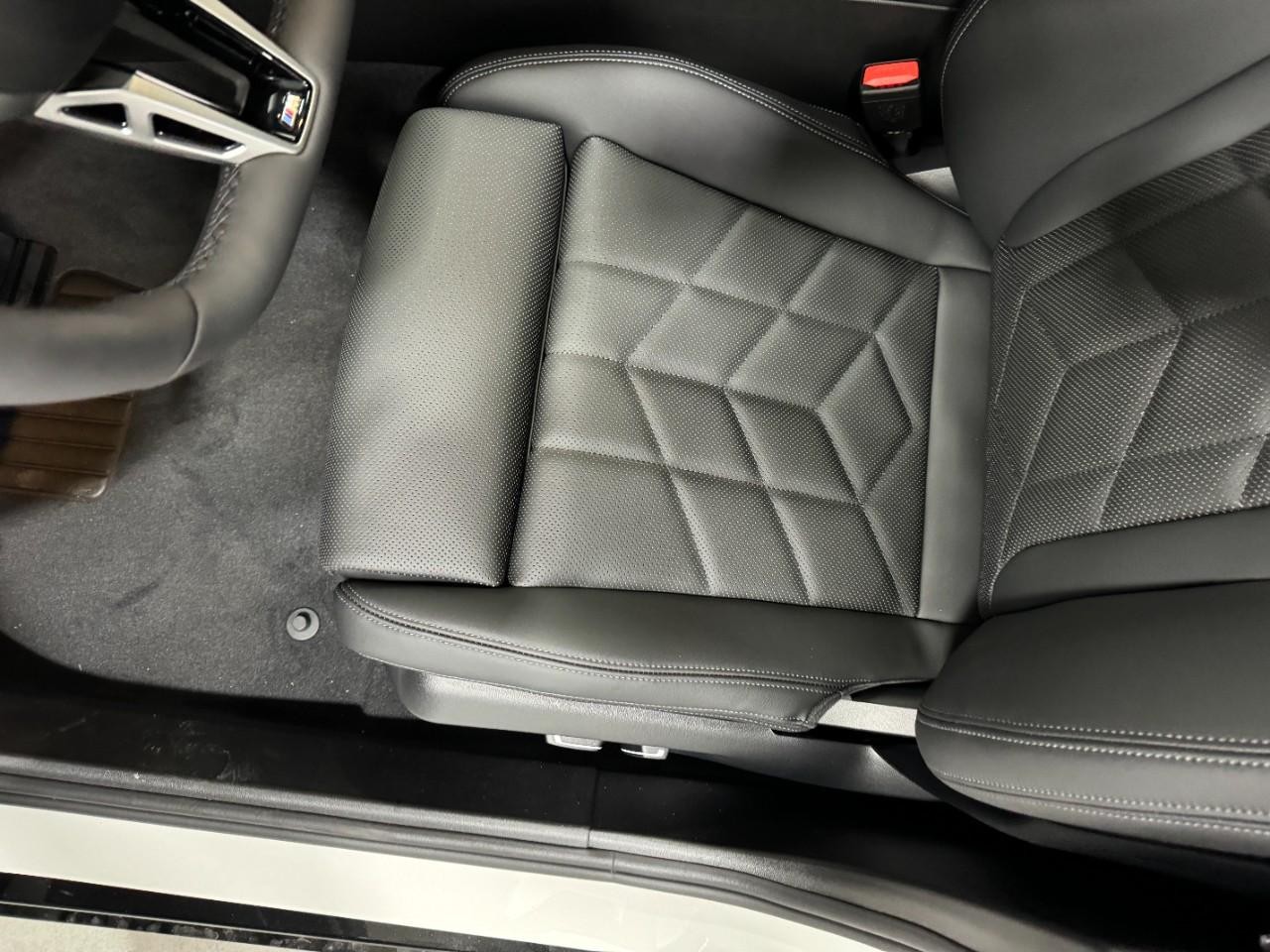 BMW 5 Series Vehicle Full-screen Gallery Image 26