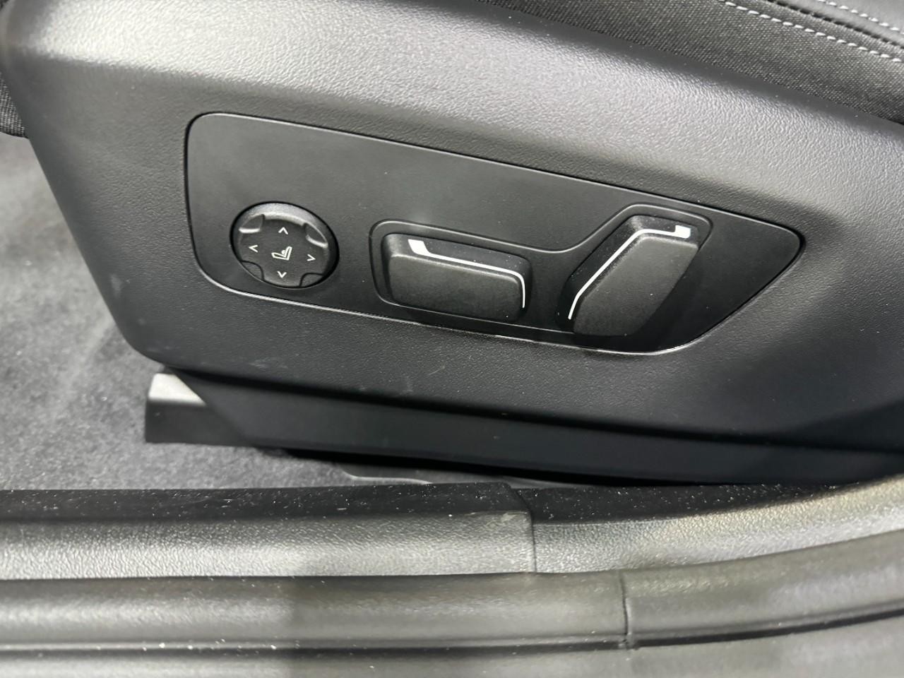 BMW 5 Series Vehicle Full-screen Gallery Image 27