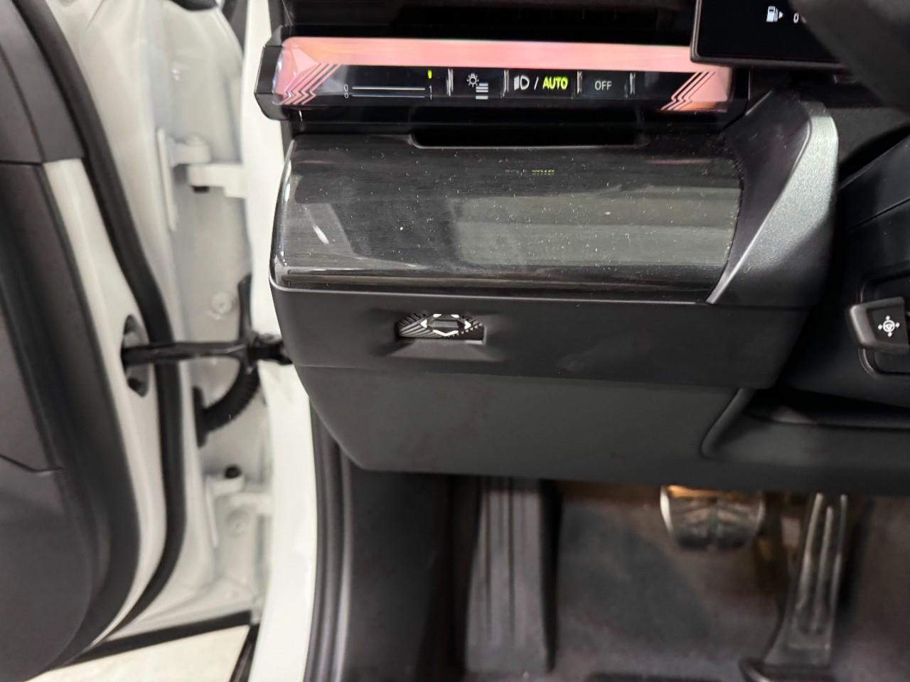 BMW 5 Series Vehicle Full-screen Gallery Image 28