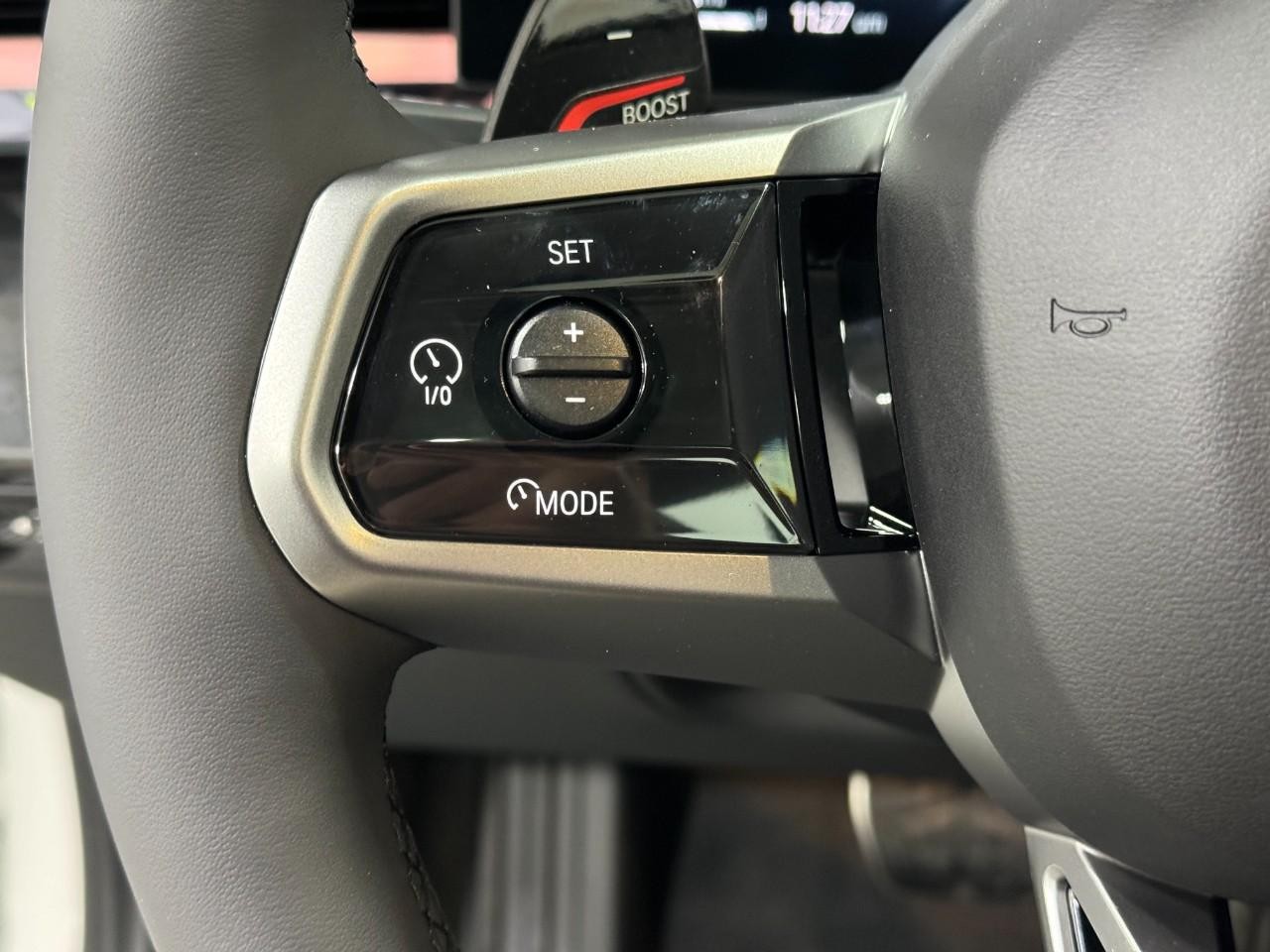 BMW 5 Series Vehicle Full-screen Gallery Image 29