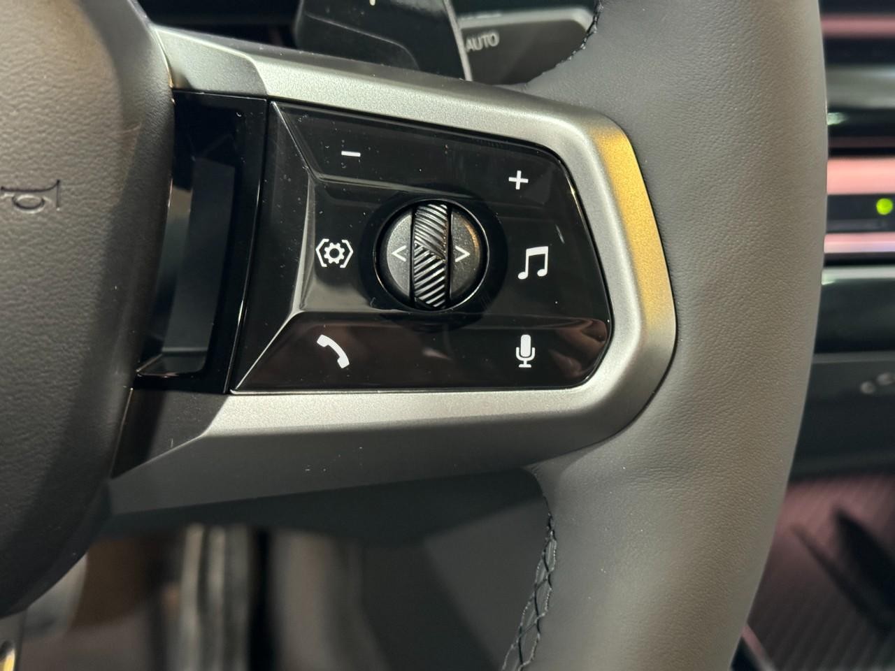 BMW 5 Series Vehicle Full-screen Gallery Image 30