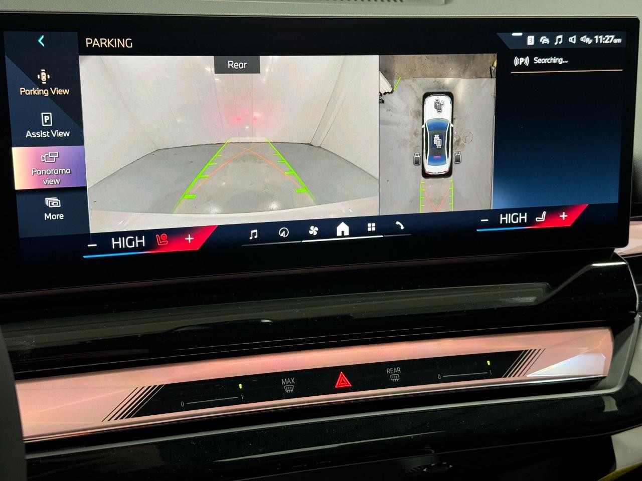 BMW 5 Series Vehicle Full-screen Gallery Image 32