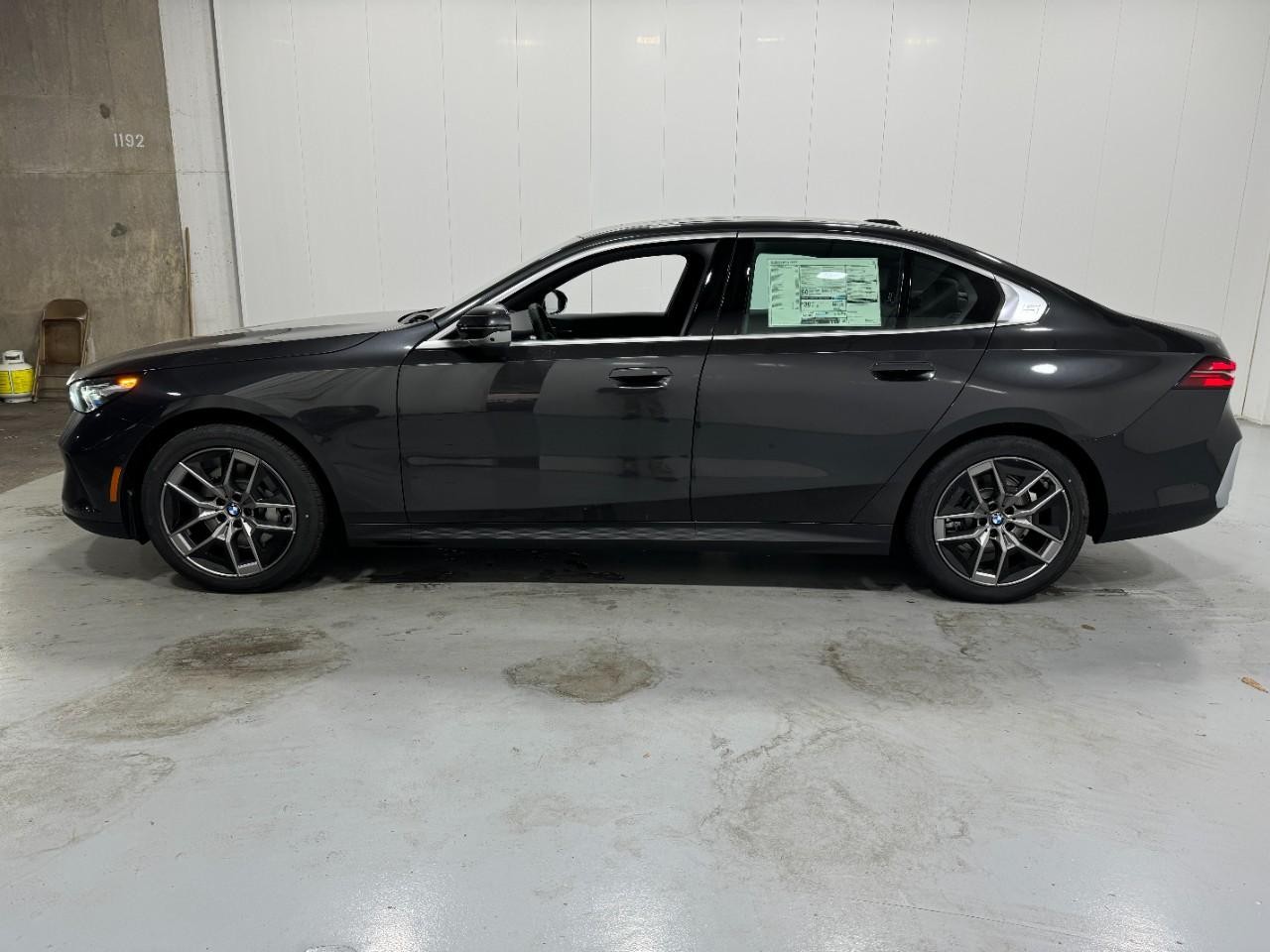 BMW 5 Series Vehicle Full-screen Gallery Image 2