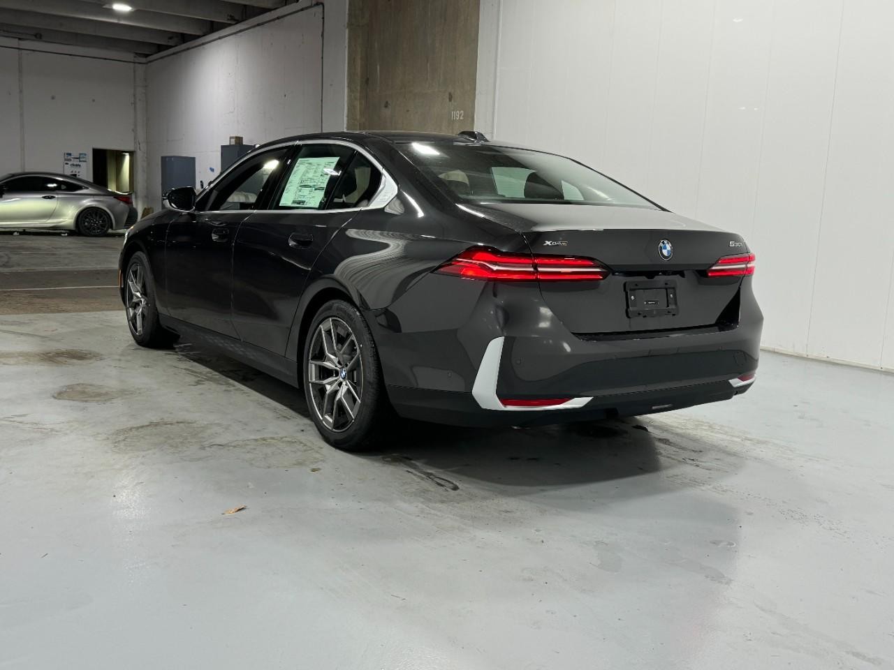 BMW 5 Series Vehicle Full-screen Gallery Image 3