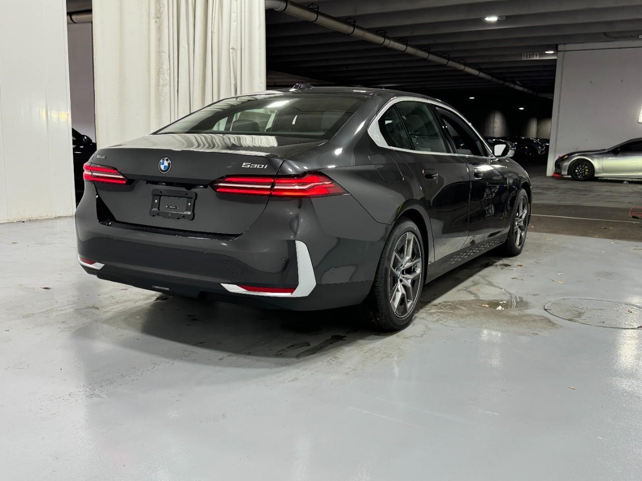 BMW 5 Series Vehicle Full-screen Gallery Image 4