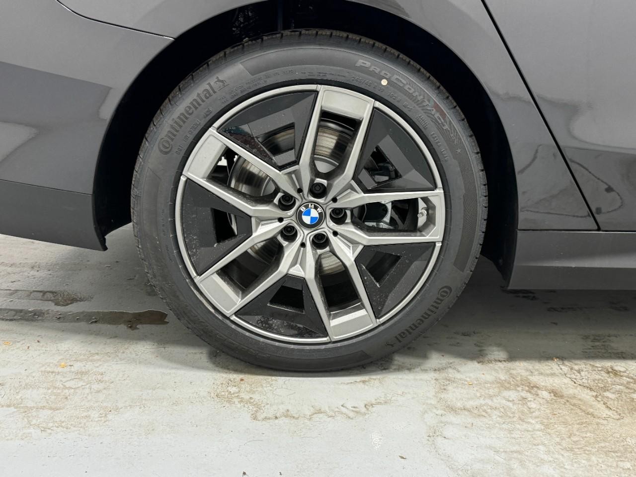 BMW 5 Series Vehicle Full-screen Gallery Image 5