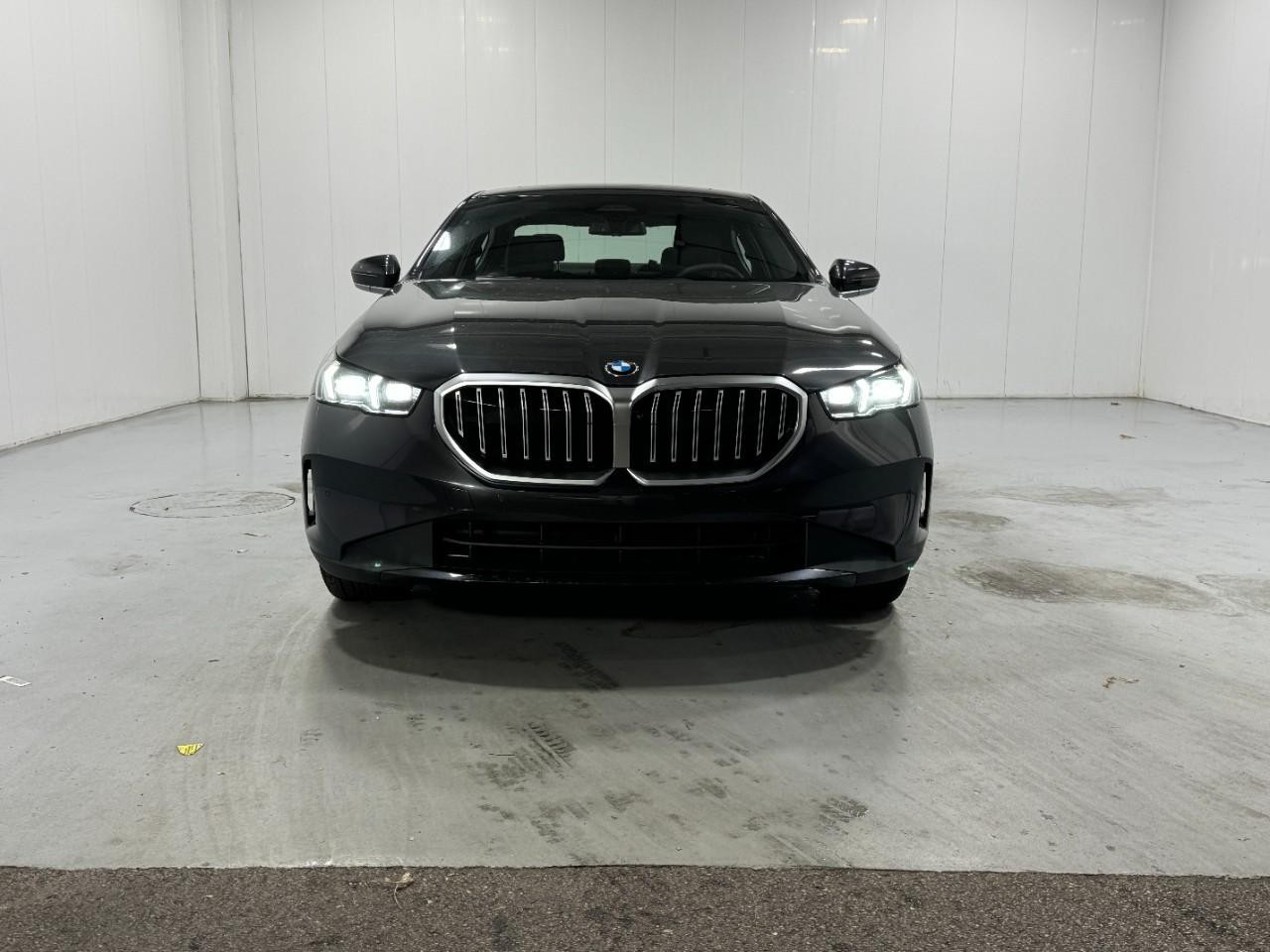 BMW 5 Series Vehicle Full-screen Gallery Image 7