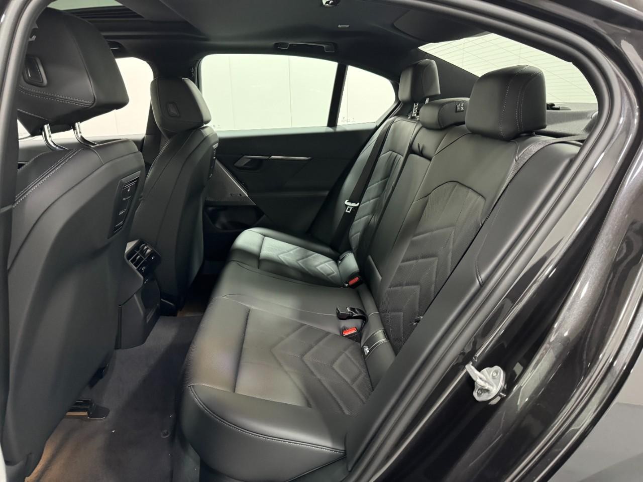 BMW 5 Series Vehicle Full-screen Gallery Image 8