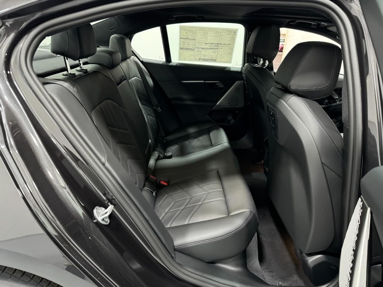 BMW 5 Series Vehicle Full-screen Gallery Image 10