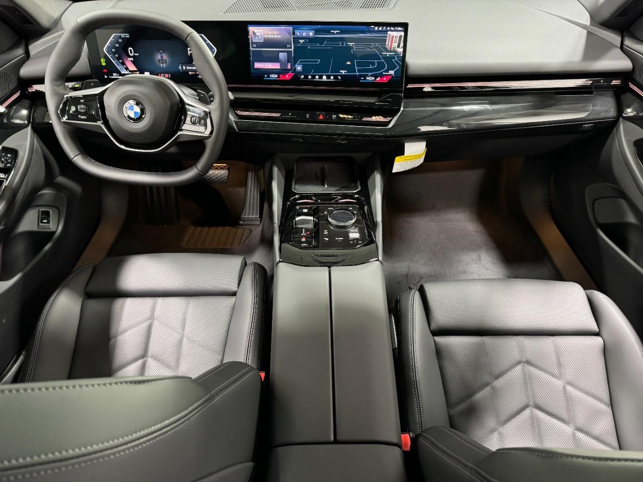 BMW 5 Series Vehicle Full-screen Gallery Image 12