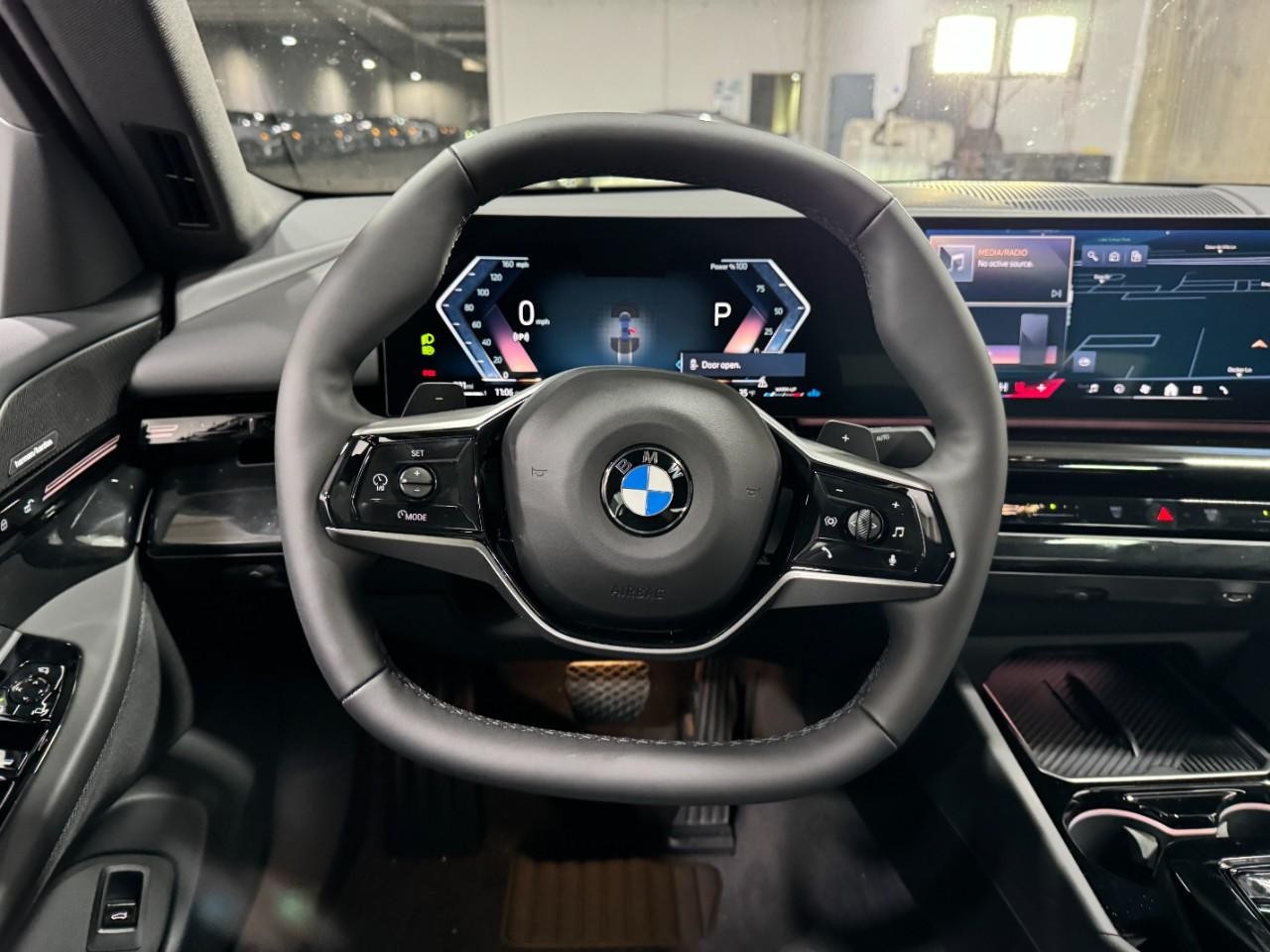 BMW 5 Series Vehicle Full-screen Gallery Image 13