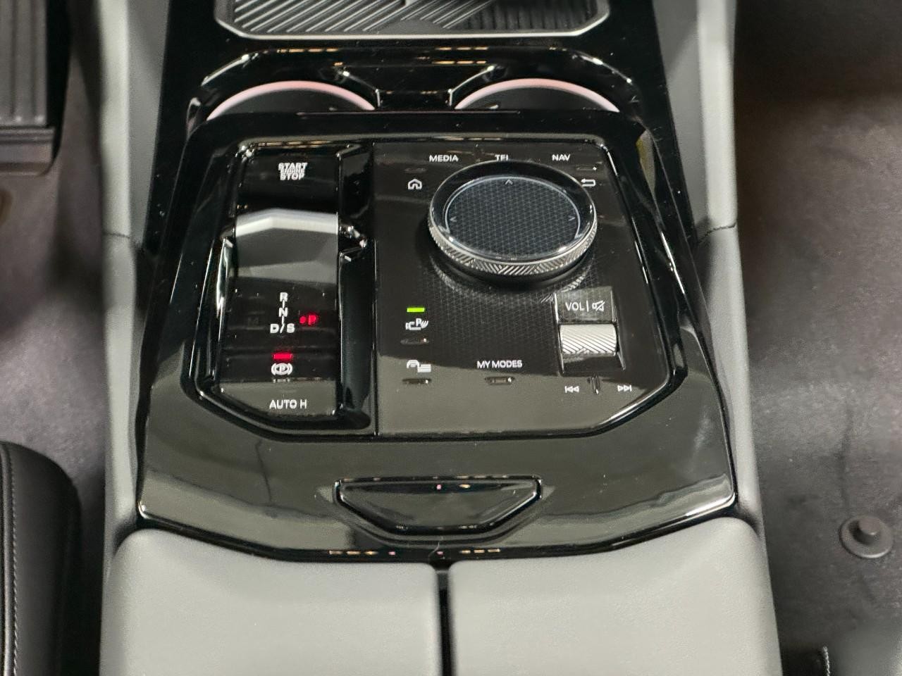 BMW 5 Series Vehicle Full-screen Gallery Image 15