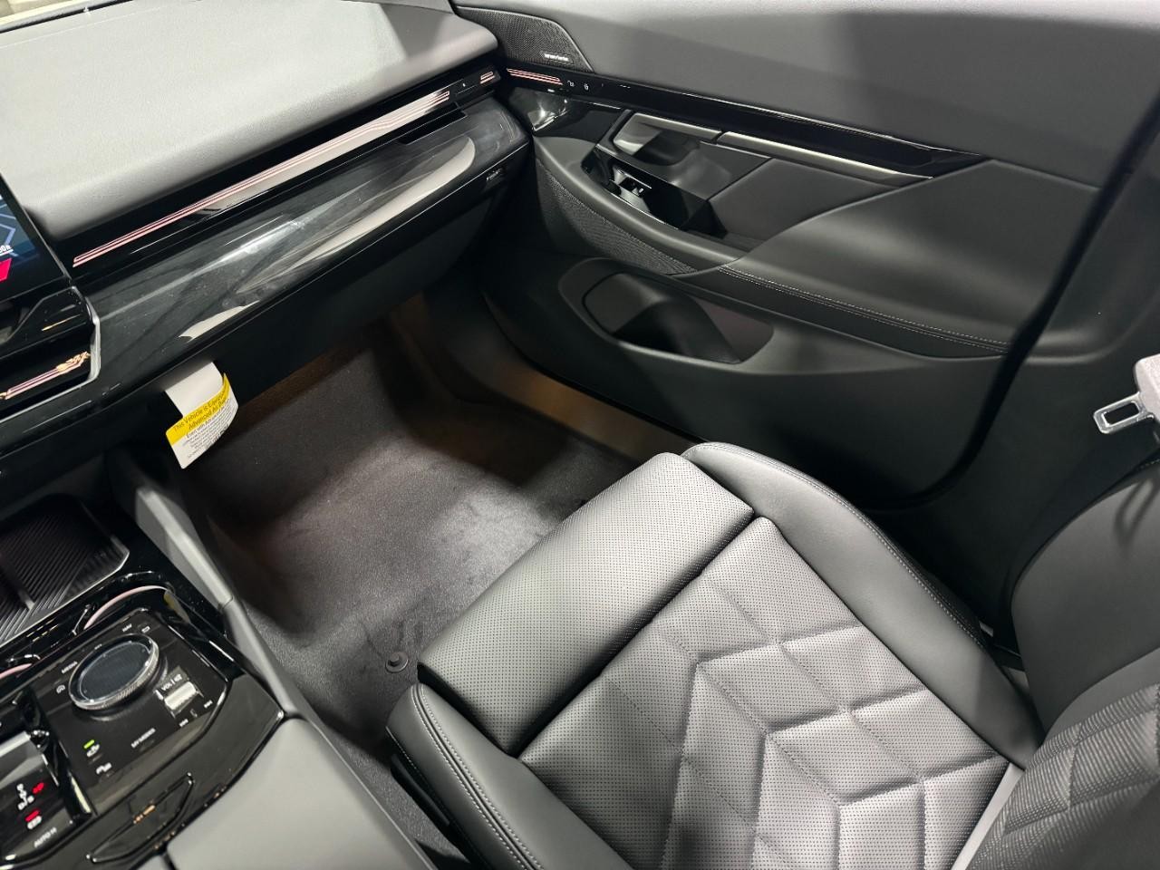 BMW 5 Series Vehicle Full-screen Gallery Image 16