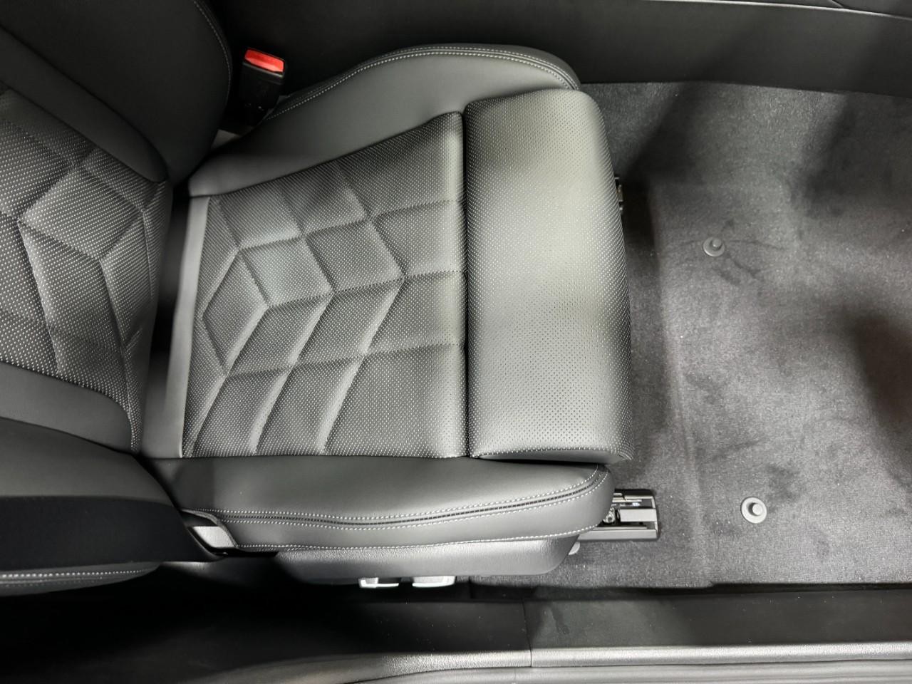 BMW 5 Series Vehicle Full-screen Gallery Image 18