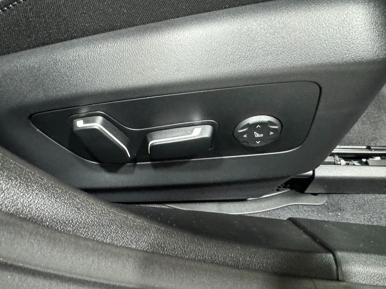 BMW 5 Series Vehicle Full-screen Gallery Image 19