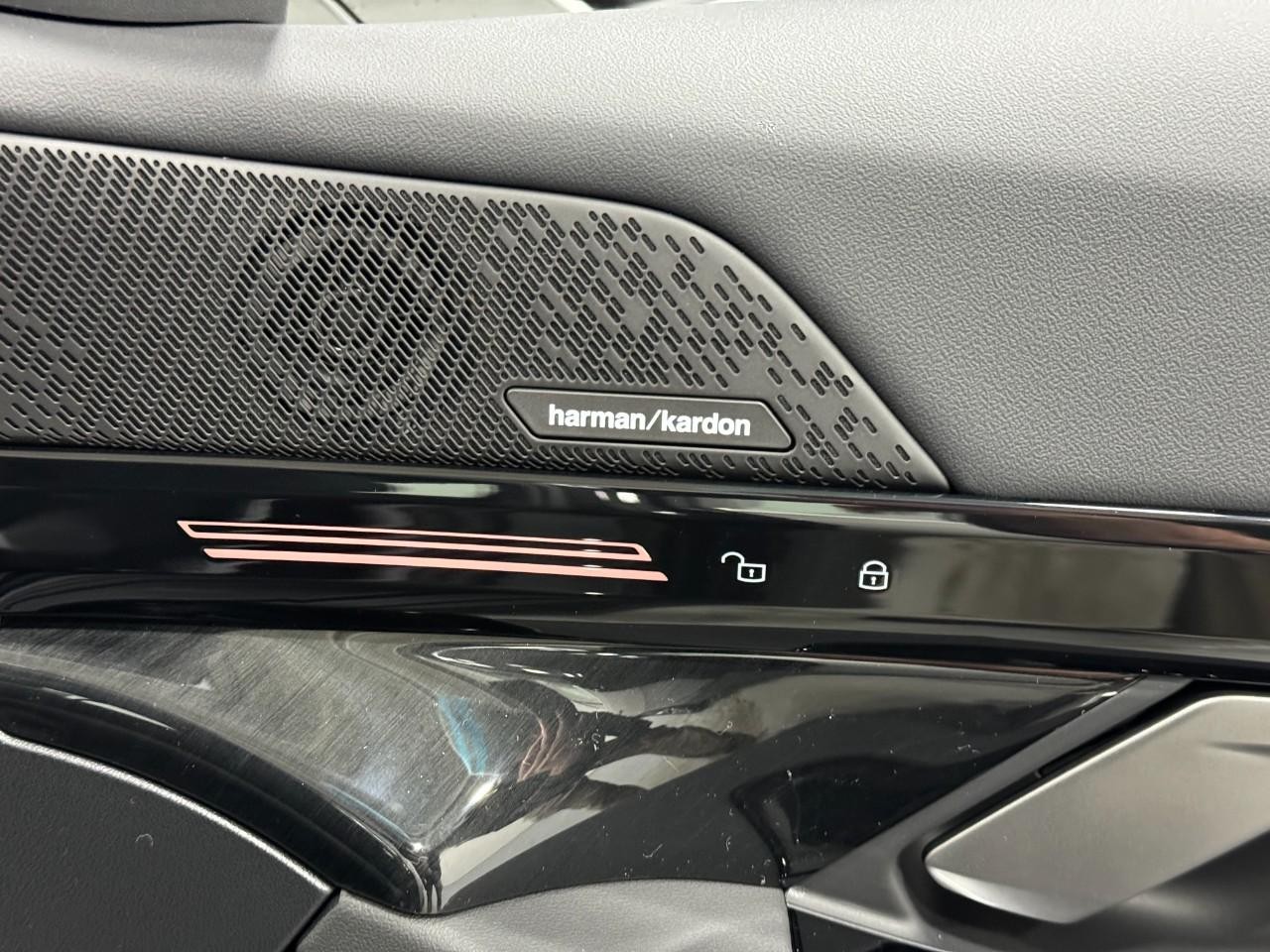 BMW 5 Series Vehicle Full-screen Gallery Image 20