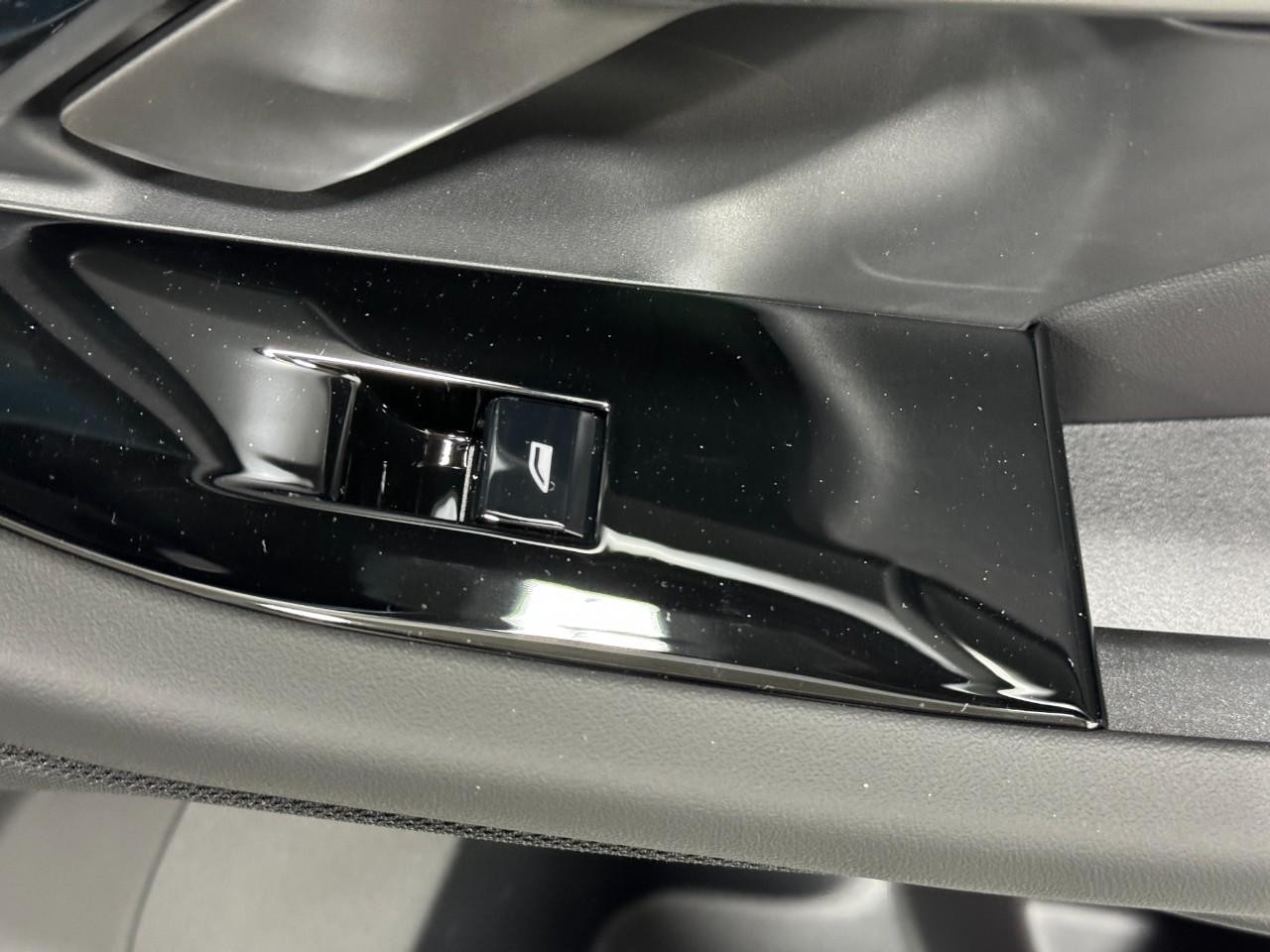 BMW 5 Series Vehicle Full-screen Gallery Image 21