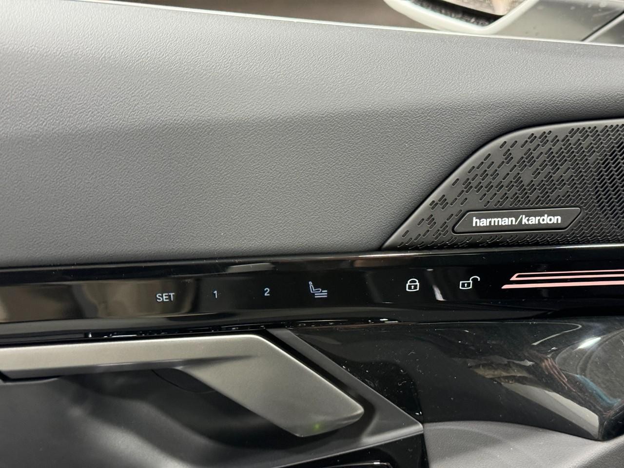 BMW 5 Series Vehicle Full-screen Gallery Image 22