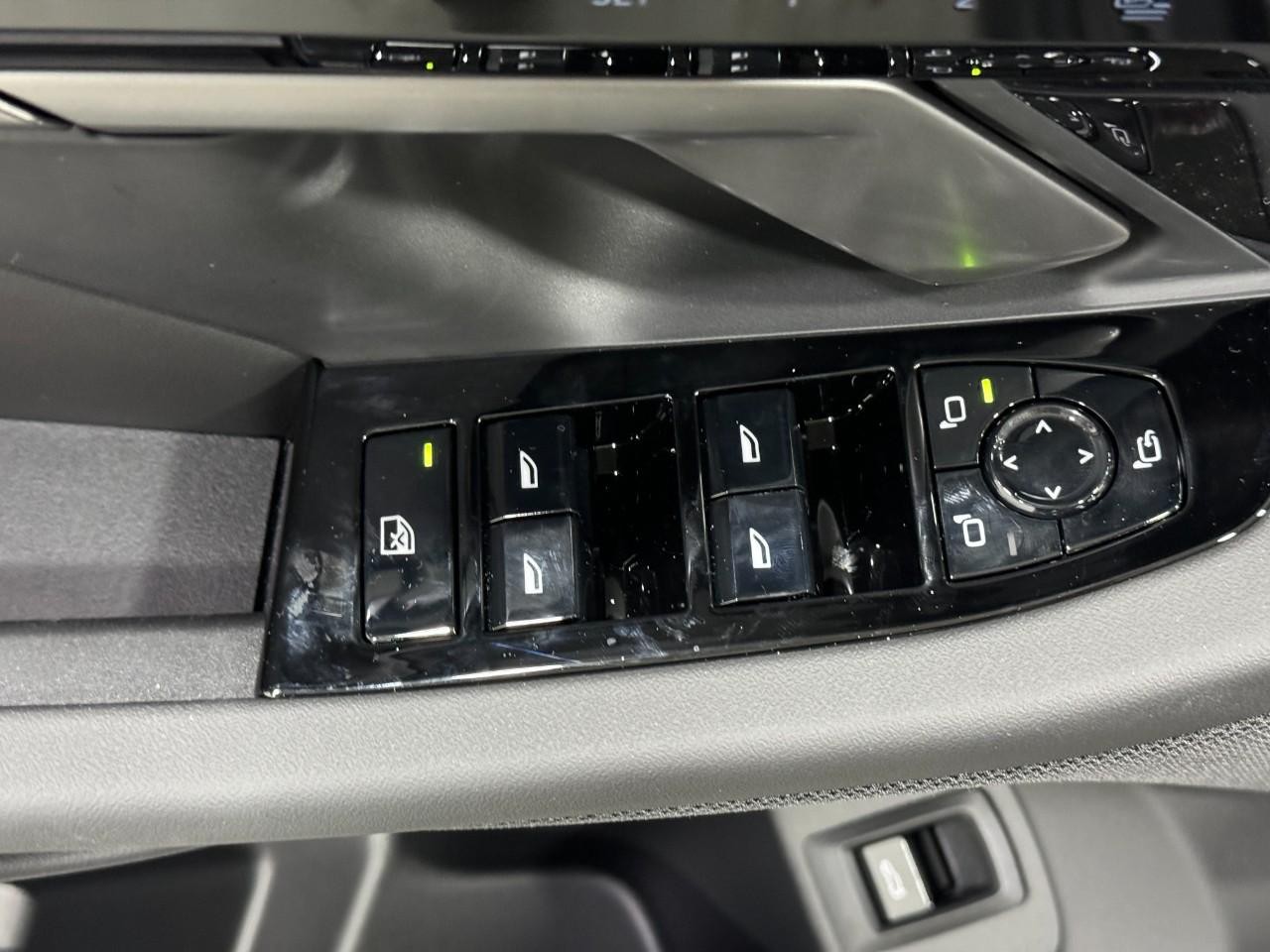 BMW 5 Series Vehicle Full-screen Gallery Image 23