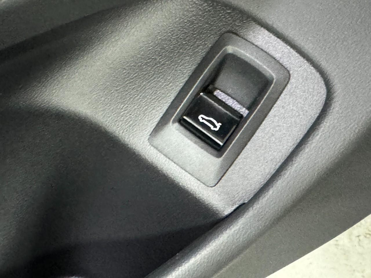 BMW 5 Series Vehicle Full-screen Gallery Image 24